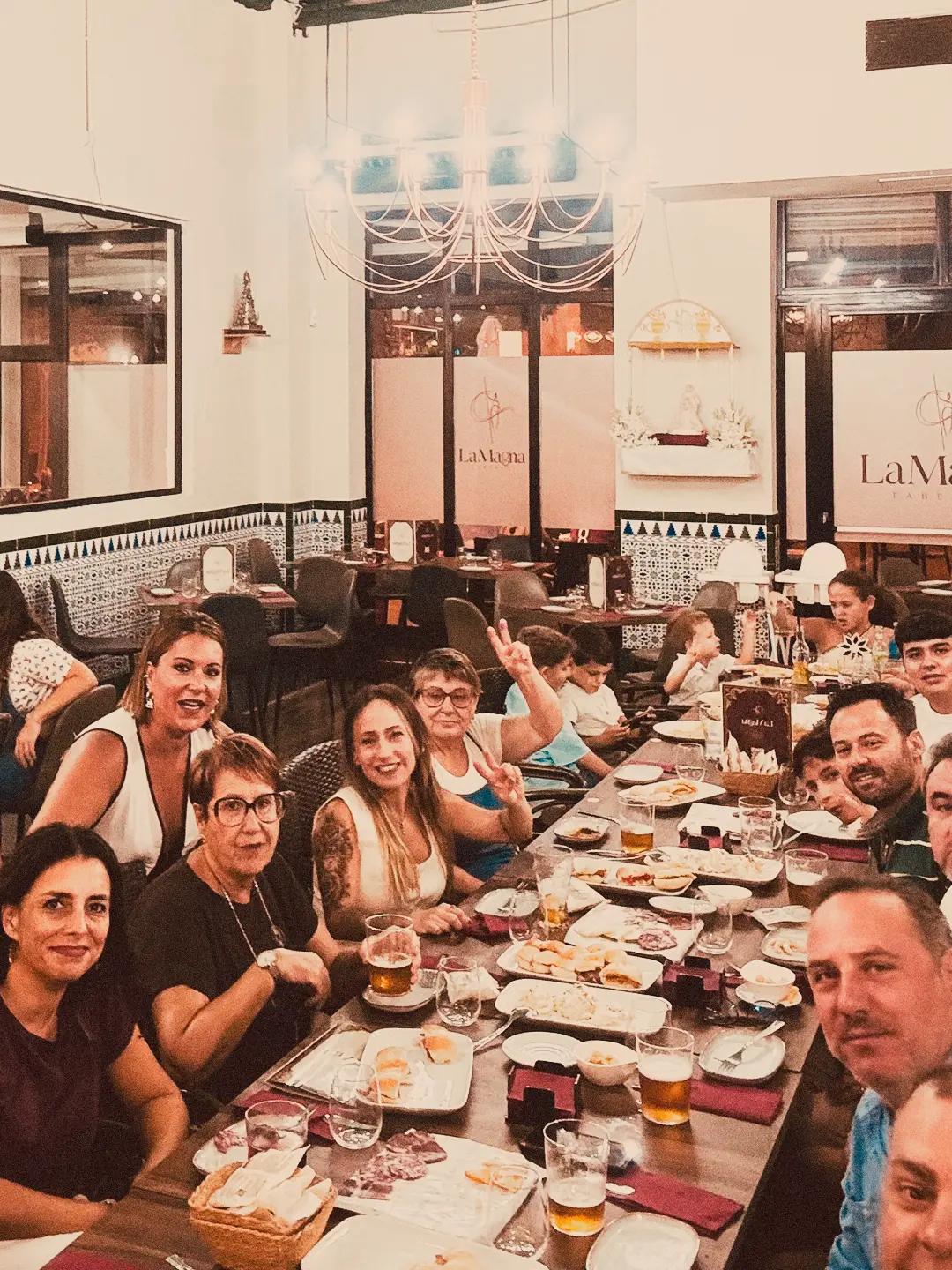 Interior de LaMagna Taberna en Sevilla