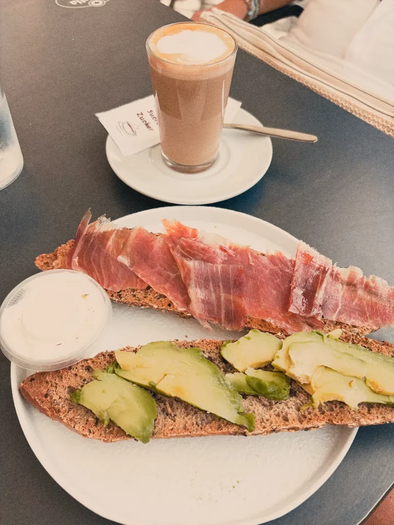 Desayuno servido en mesa